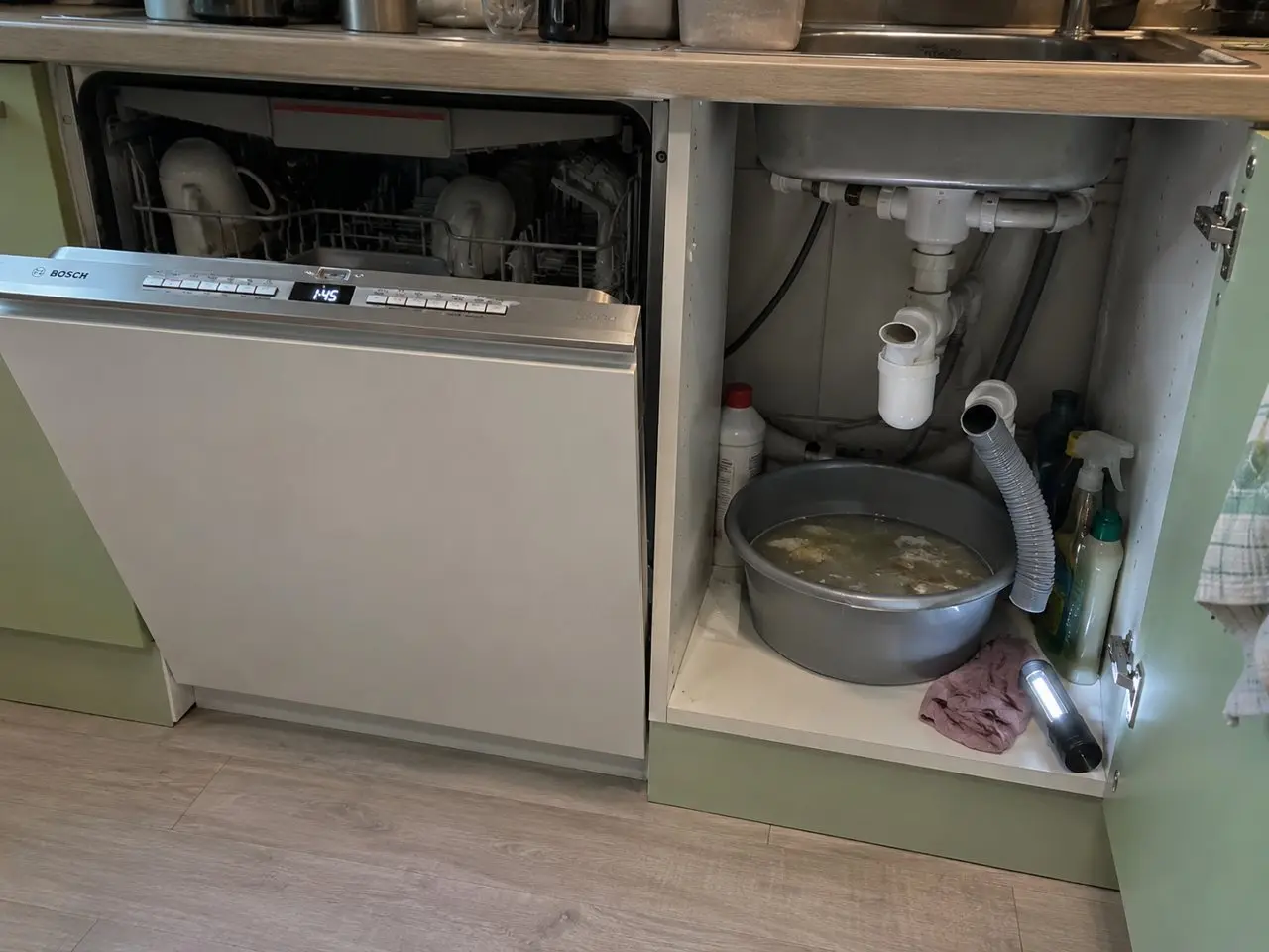 До ремонта: Не сливает воду